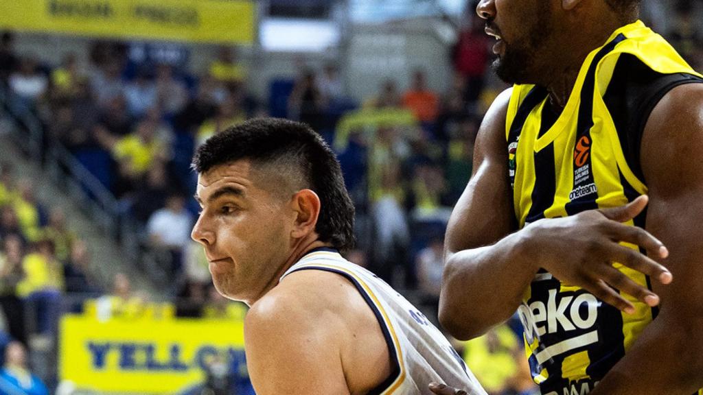 Deck protege el balón en el partido ante el Fenerbahçe.