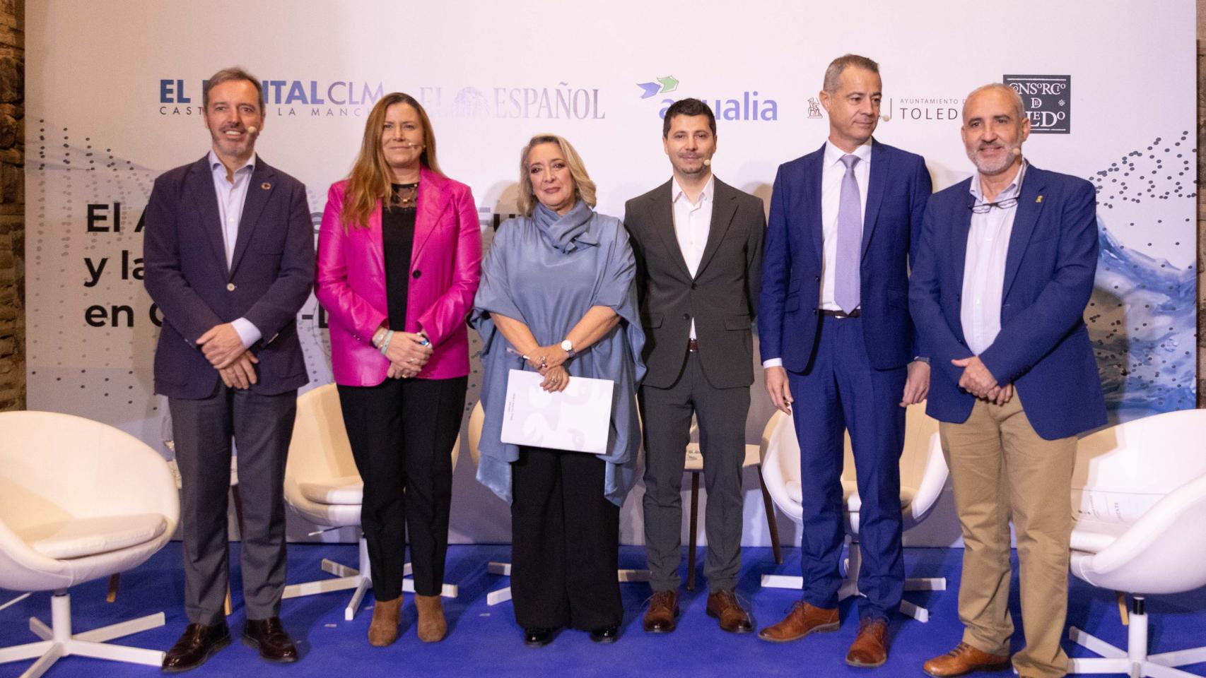 Luis Miguel Martín, presidente de la Mancomunidad de la Sagra Baja; Silvia Díaz del Fresno, directora de Infraestructuras del Agua de Castilla-La Mancha; Esther Esteban, presidenta ejecutiva de EL ESPAÑOL-EL DIGITAL CLM; Alberto Morlanes, director de EL ESPAÑOL-EL DIGITAL CLM; Jesús Martínez, jefe de producción de Aqualia en Toledo y Julián Torrejón, presidente de la Mancomunidad de la Sagra Alta y alcalde de Pantoja