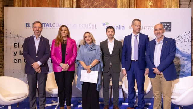 Luis Miguel Martín, presidente de la Mancomunidad de la Sagra Baja; Silvia Díaz del Fresno, directora de Infraestructuras del Agua de Castilla-La Mancha; Esther Esteban, presidenta ejecutiva de EL ESPAÑOL-EL DIGITAL CLM; Alberto Morlanes, director de EL ESPAÑOL-EL DIGITAL CLM;  Jesús Martínez, jefe de producción de Aqualia en Toledo y Julián Torrejón, presidente de la Mancomunidad de la Sagra Alta y alcalde de Pantoja