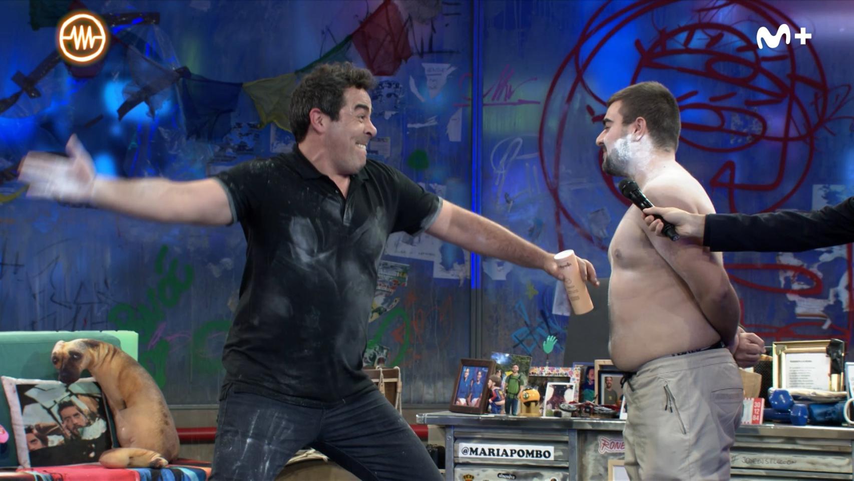 Dos personas piden bofetadas de Ernesto Sevilla y Pablo Chiapella en La Resistencia. Foto: La Resistencia de Movistar +.