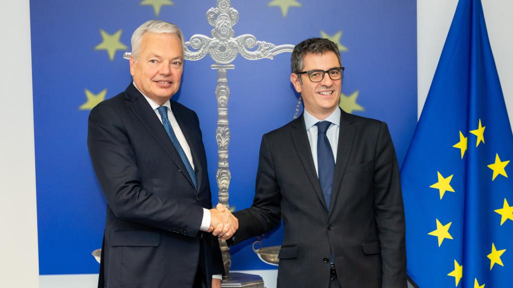 El saludo de Félix Bolaños al comisario de Justicia, Didier Reynders, previo a su reunión de este jueves en Bruselas