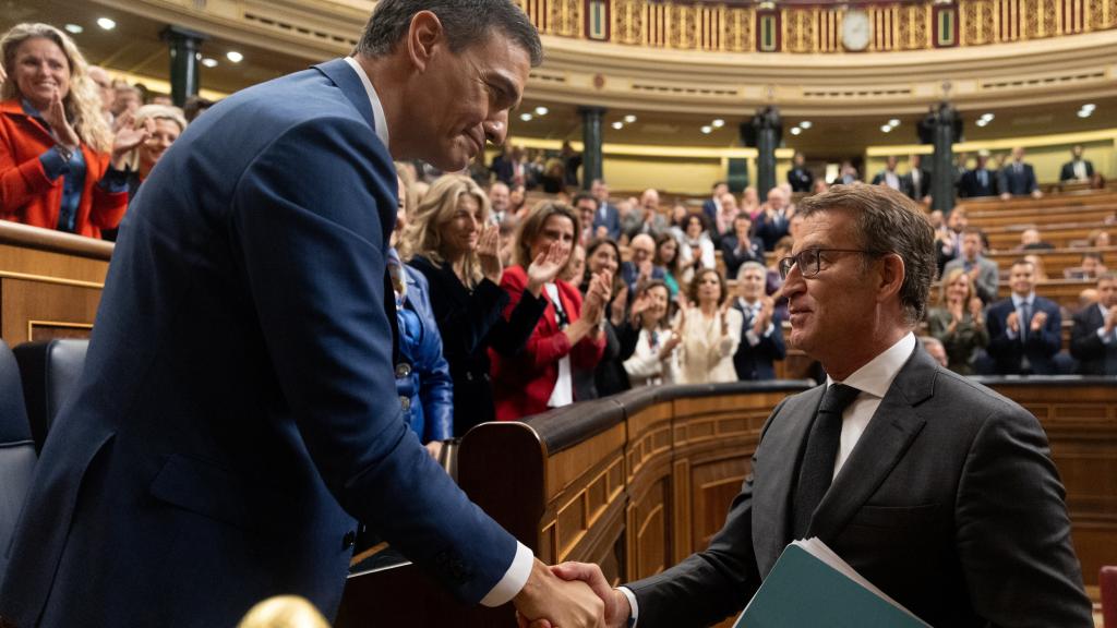 Feijóo saluda a Sánchez tras ser reelegido presidente en su sesión de investidura.