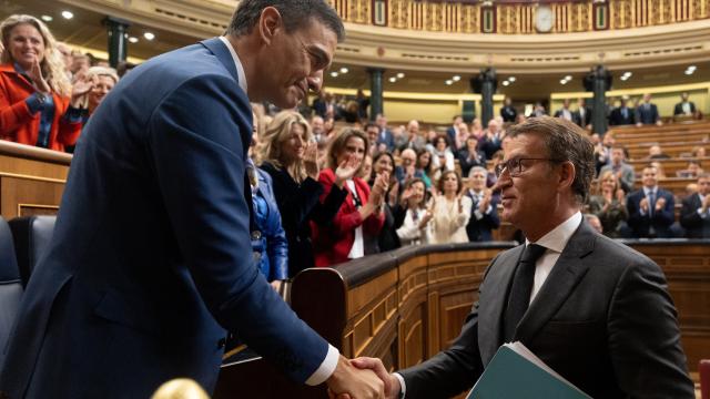Feijóo saluda a Sánchez tras ser reelegido presidente en su sesión de investidura.
