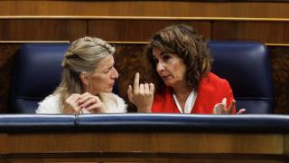 Yolanda Díaz charla con María Jesús Montero, en el Congreso de los Diputados.