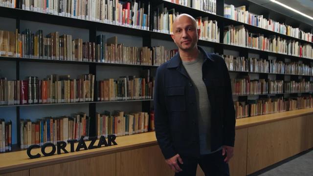 El escritor Jorge Carrión en la Biblioteca de Cortázar, en la Fundación Juan March (Madrid)