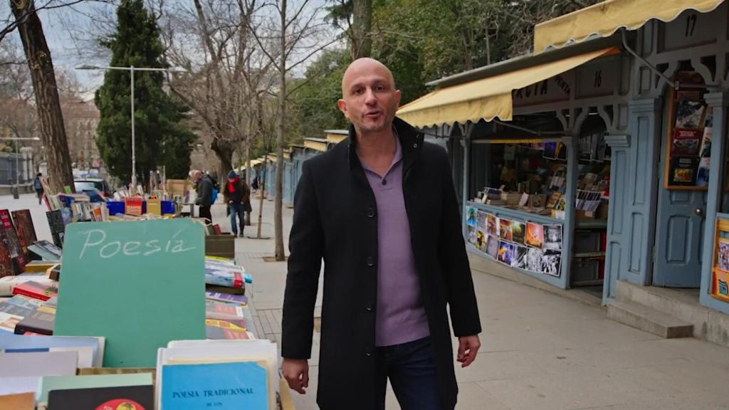 Jorge Carrión en la Cuesta de Moyano