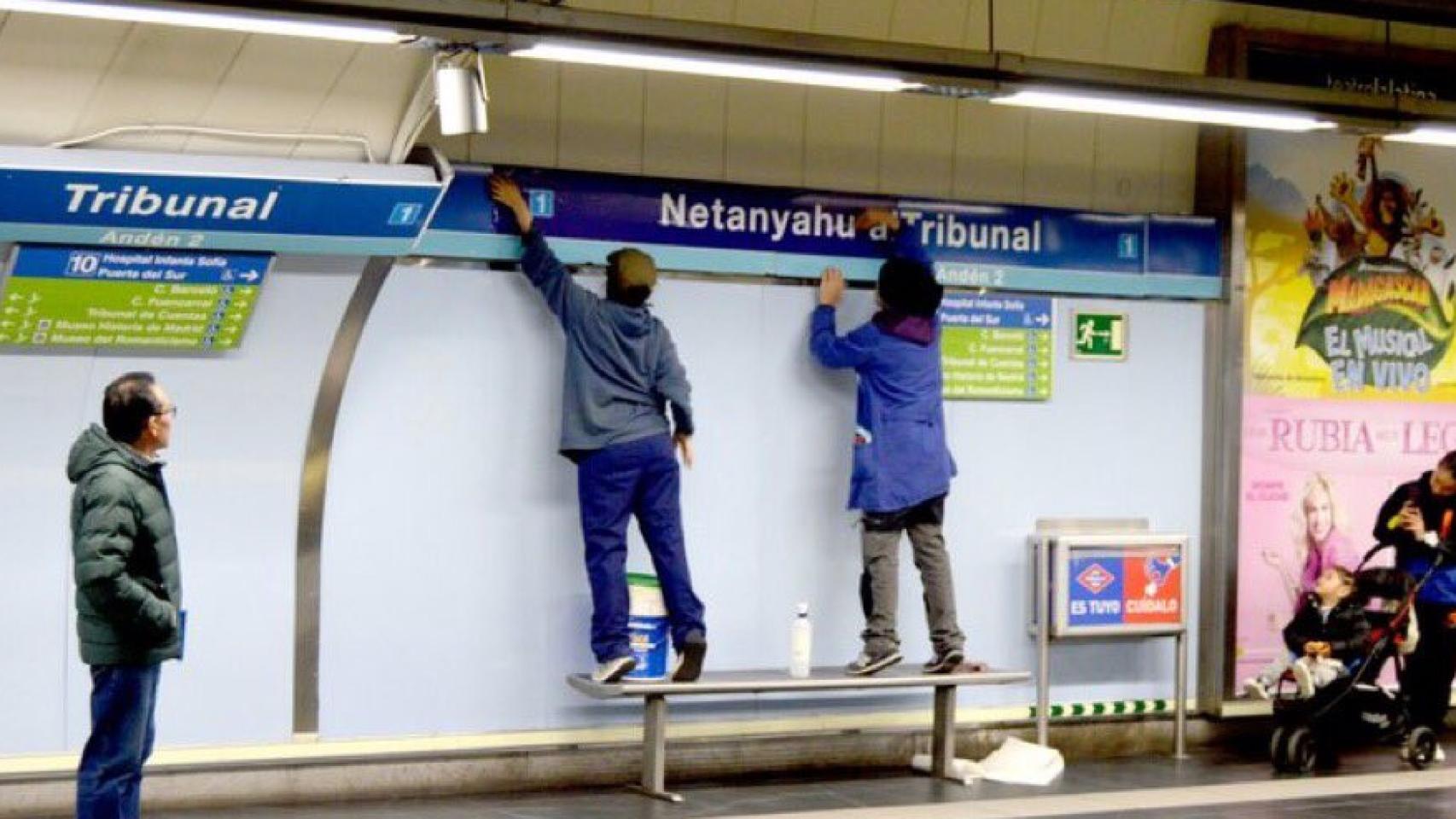 Activistas renombrando la estación de Tribunal como Natanyahu al Tribunal.