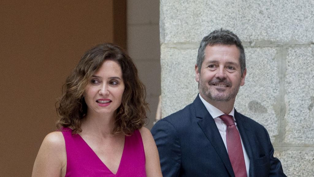 La presidenta de la Comunidad de Madrid, Isabel Díaz Ayuso, y el consejero de Cultura, Turismo y Deporte, Mariano de Paco, a su llegada a la presentación de la Estrategia Turística 2023-2026