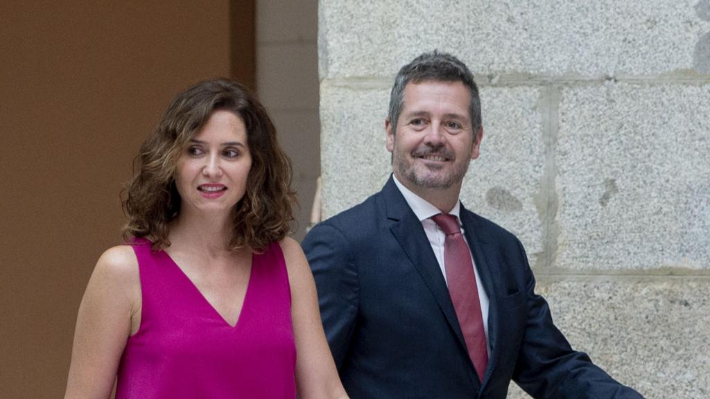La presidenta de la Comunidad de Madrid, Isabel Díaz Ayuso, y el consejero de Cultura, Turismo y Deporte, Mariano de Paco, a su llegada a la presentación de la Estrategia Turística 2023-2026