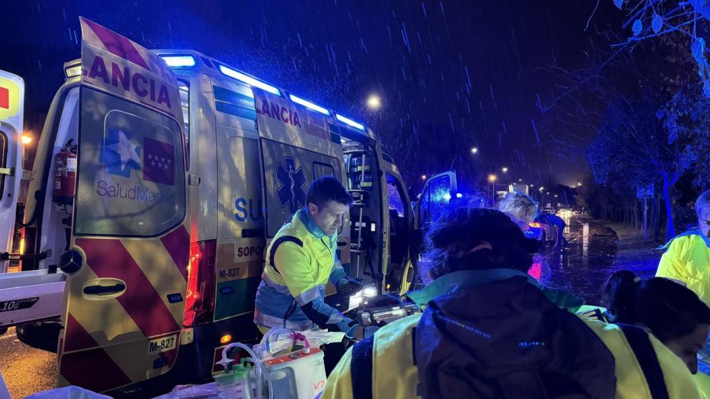 Los sanitarios en la calle en la que tuvo lugar el atropello.