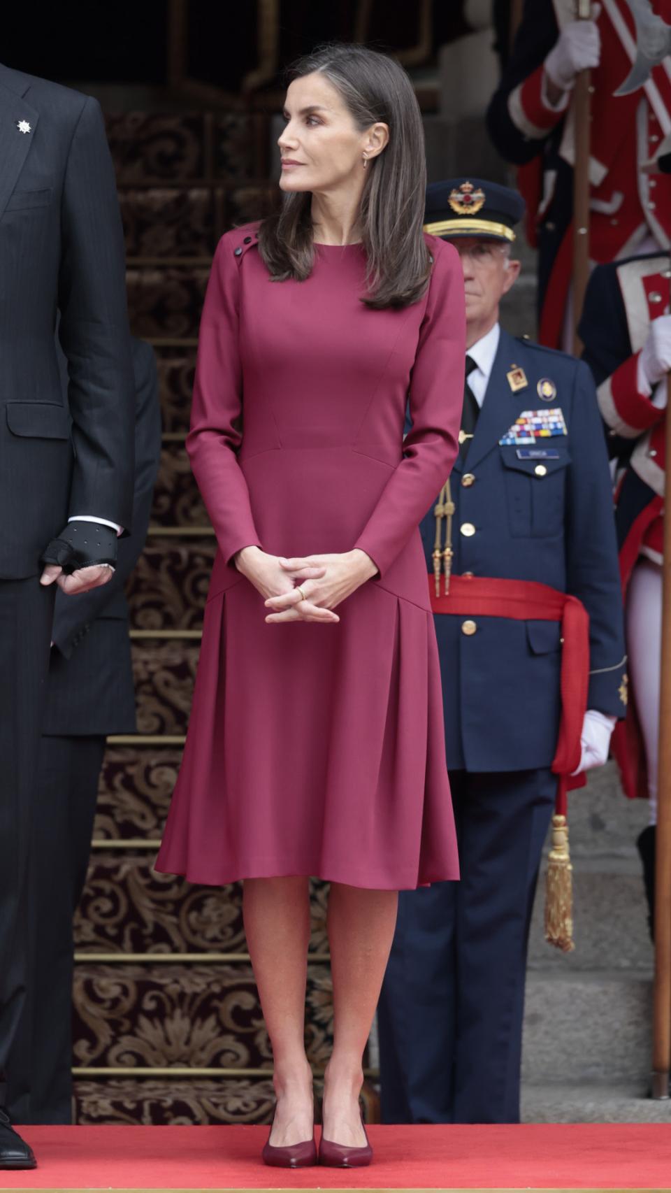Letizia ya sin la capa, luciendo su vestido.