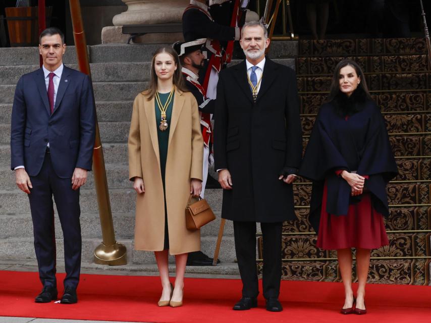 La Familia Real posa junto a Pedro Sánchez.