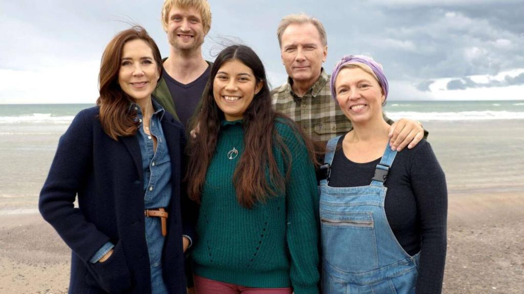 La Princesa posa con algunas de las personas que intervienen en el programa.