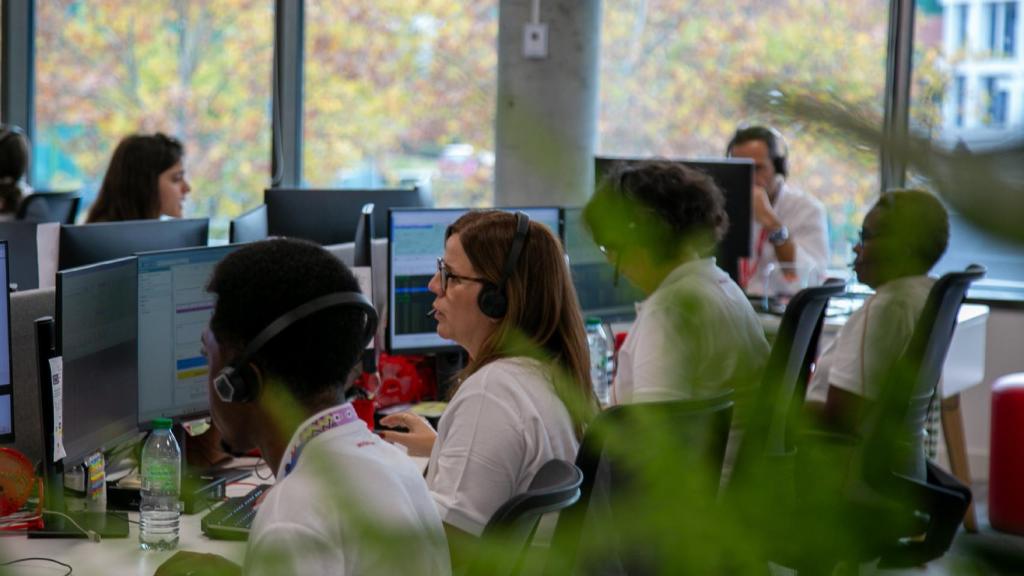 Unos trabajadores de Securitas Direct en la central receptora de alarmas.