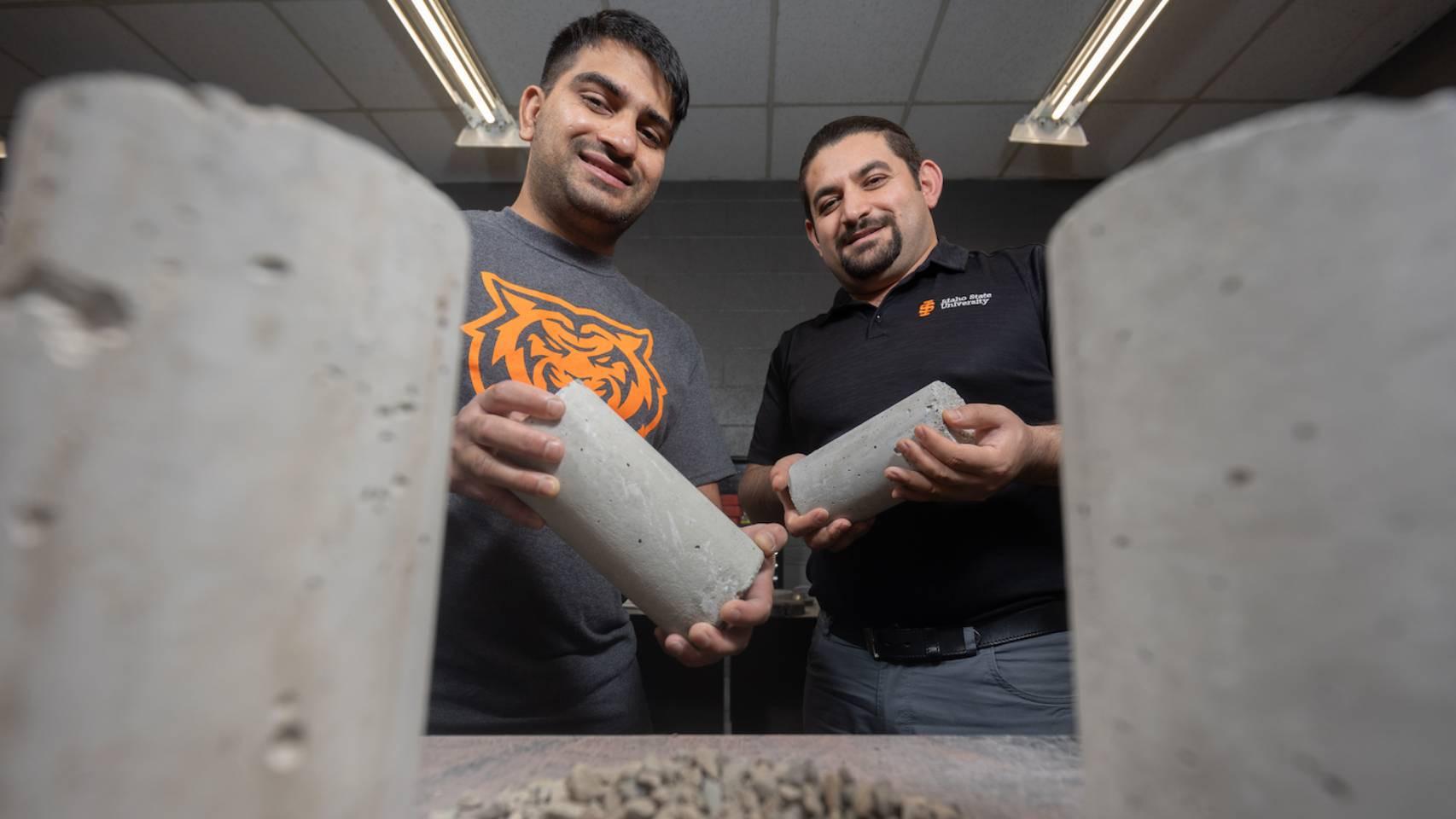 Kabiraj Phuyal y Mustafa Mashal con varias muestras de hormigón