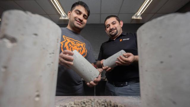 Kabiraj Phuyal y Mustafa Mashal con varias muestras de hormigón