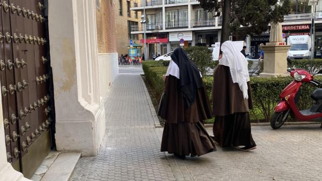 Dos monjas pasean por las calles de Sevilla.