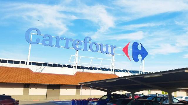 Una fachada de un supermercado Carrefour.