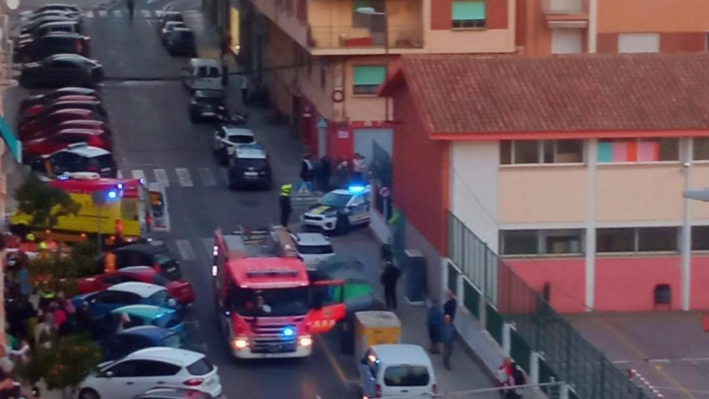 Confluencia de la ambulancia, los bomberos y la Policía en el lugar del crimen de Sagunto. EE