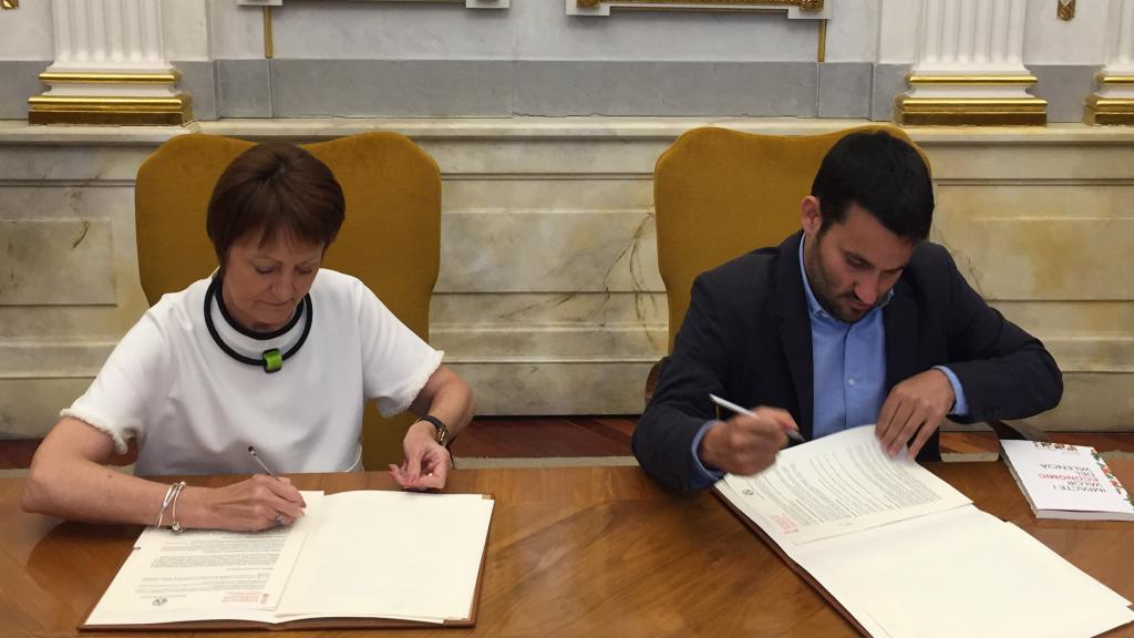 Mavi Mestre y Vicent Marzà, en la firma del convenio de la cátedra realizada en junio de 2019. EE