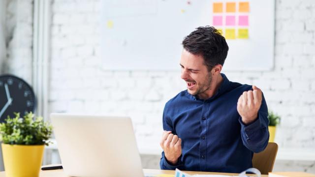 Imagen de un hombre joven contento en la oficina