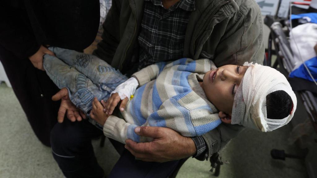 Un menor herido por los ataques de Israel después del fin de la tregua.