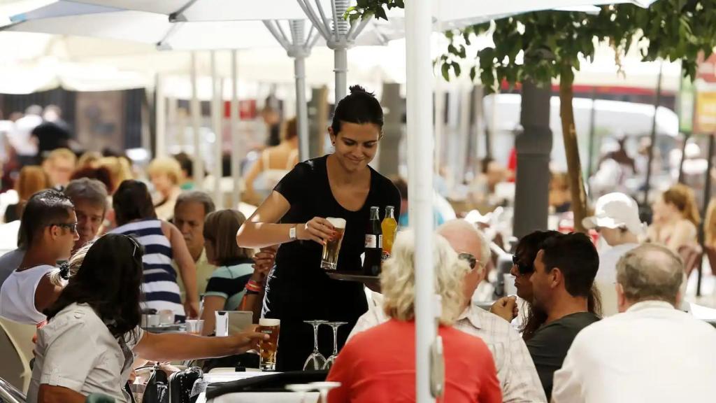 Una camarera trabajando en un bar en España.
