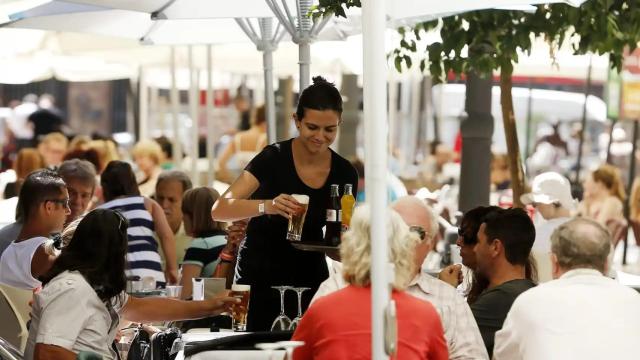 Una camarera trabajando en un bar en España.