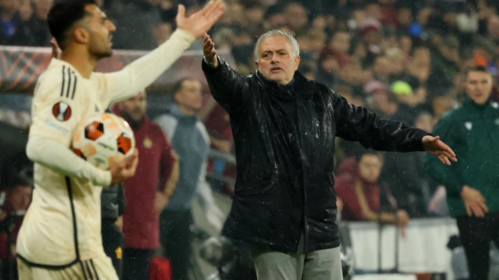 José Mourinho protesta una acción desde el banquillo.