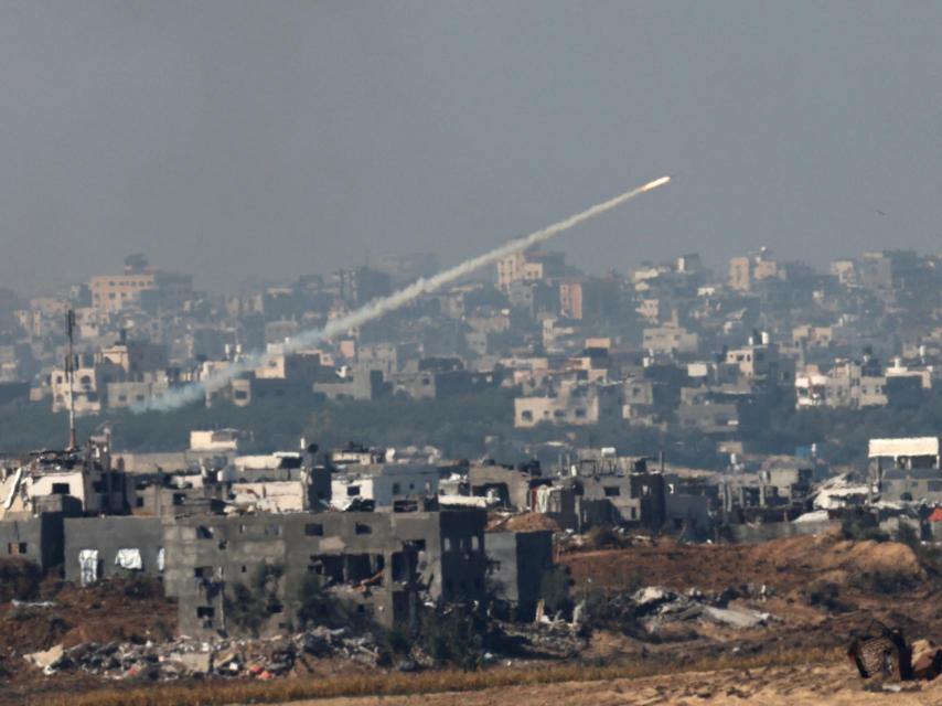Un misil lanzado desde la Franja de Gaza camino de Israel, este viernes 1 de diciembre.