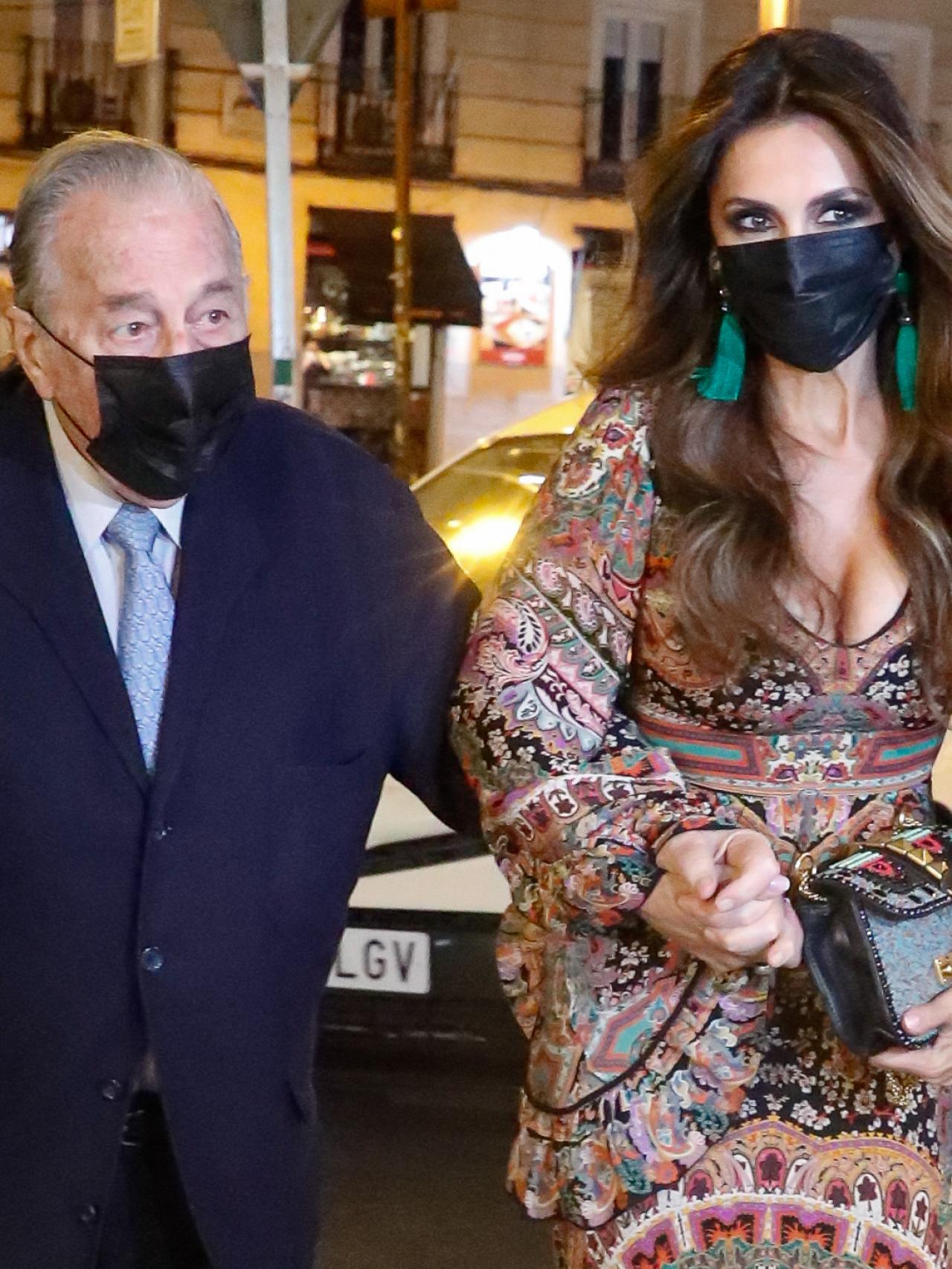 Paloma Cuevas junto a su padre, Victoriano, por las calles de Madrid.