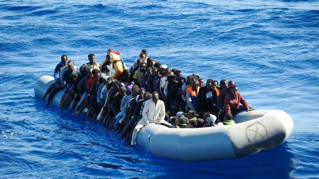 Un zodiac con decenas de inmigrantes.