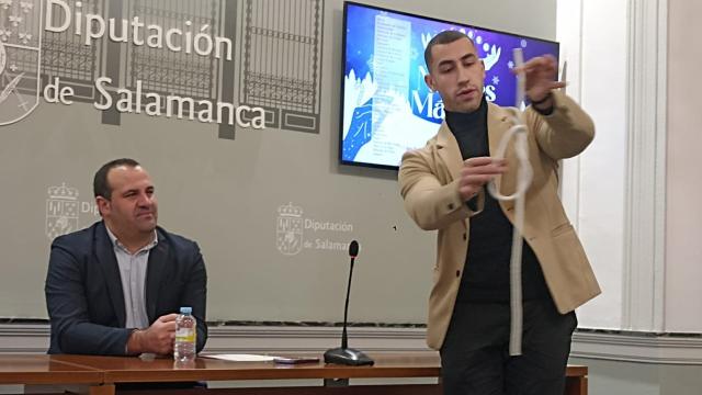 El diputado de Cultura, David Mingo, se divierte con la magia de Cess