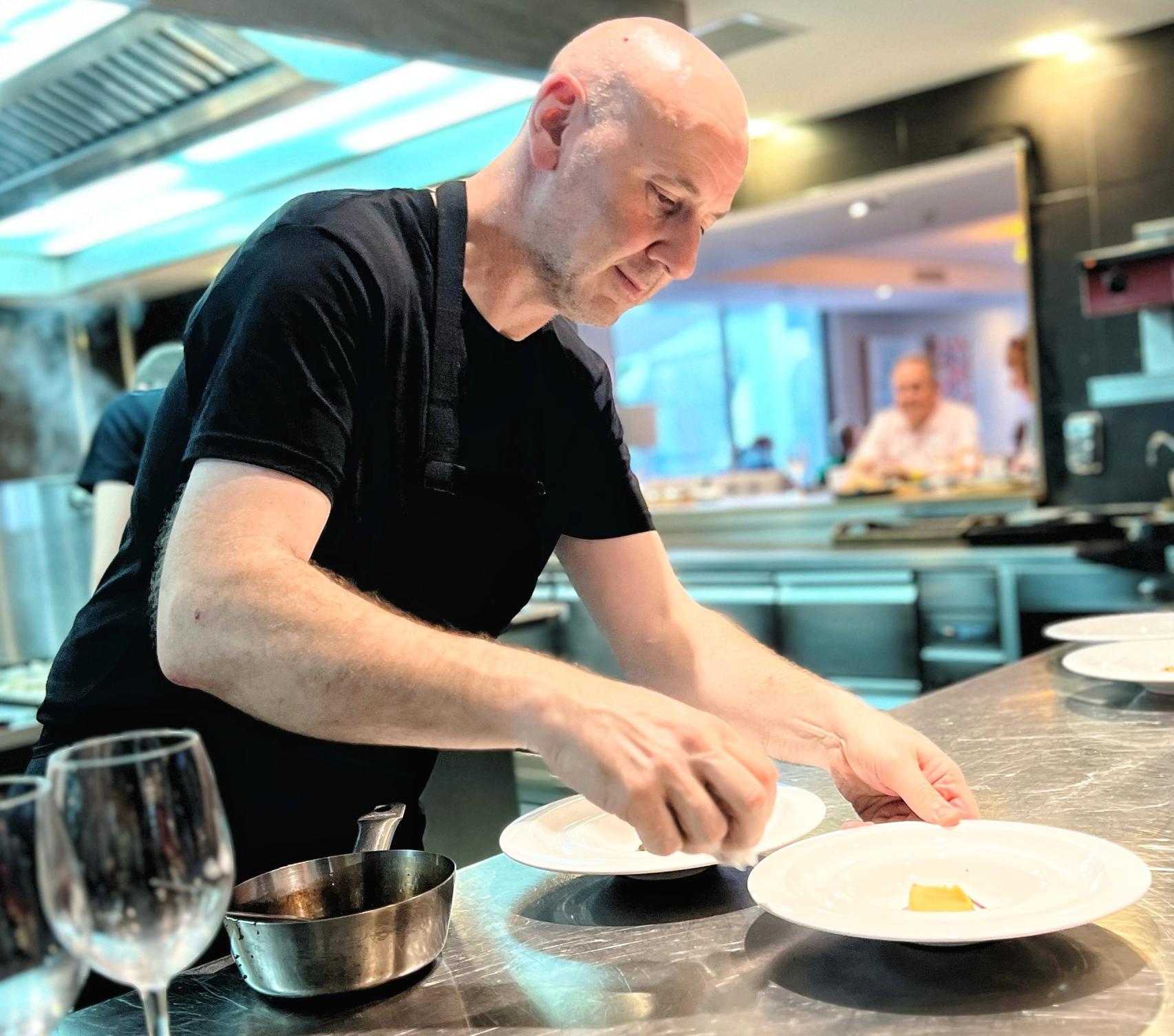 Tomeu Caldentey prepara un plato en las cocinas de su restaurante.