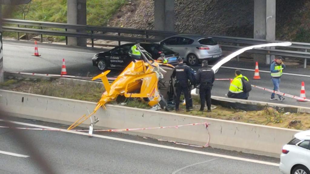 Un equipo de peritos analiza el helicóptero accidentado en la M40