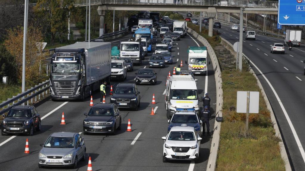Atascos en Madrid por el accidente de un helicóptero en la M40