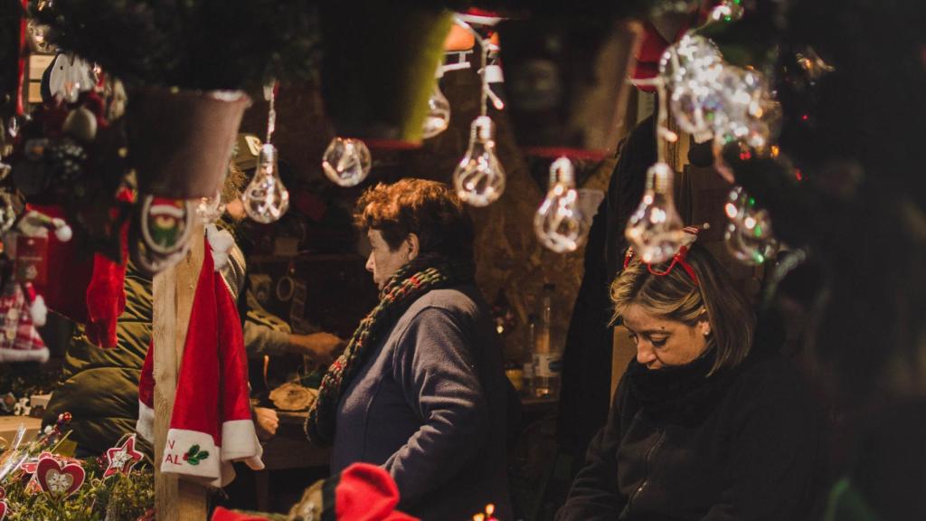 Detalle de un mercado navideño.