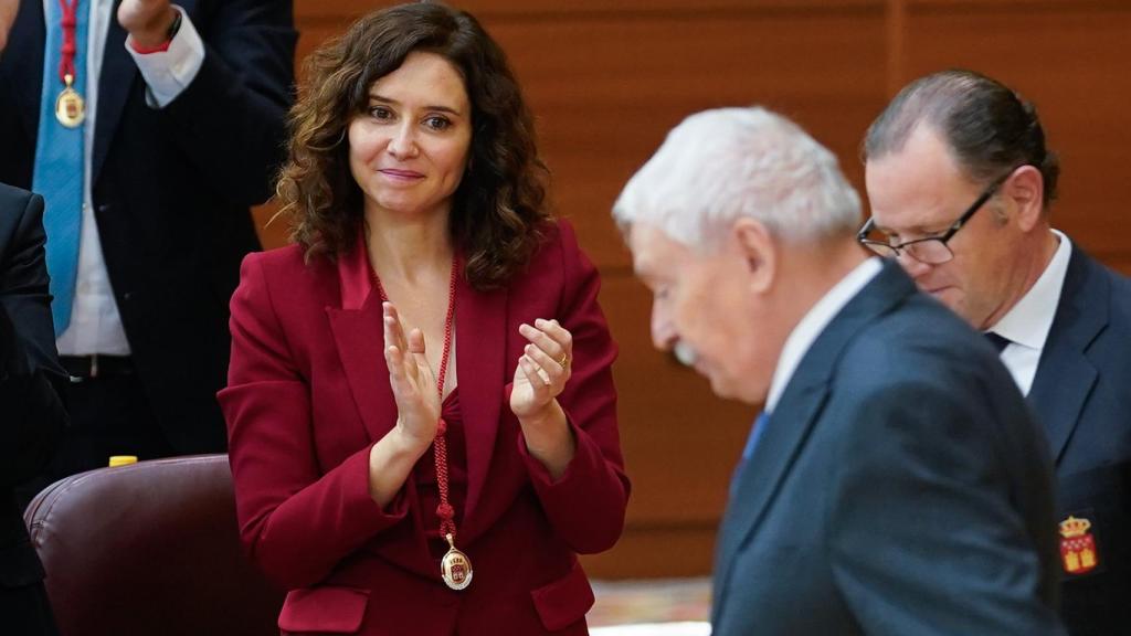Ayuso mira a Leguina durante el acto de la Asamblea de Madrid.