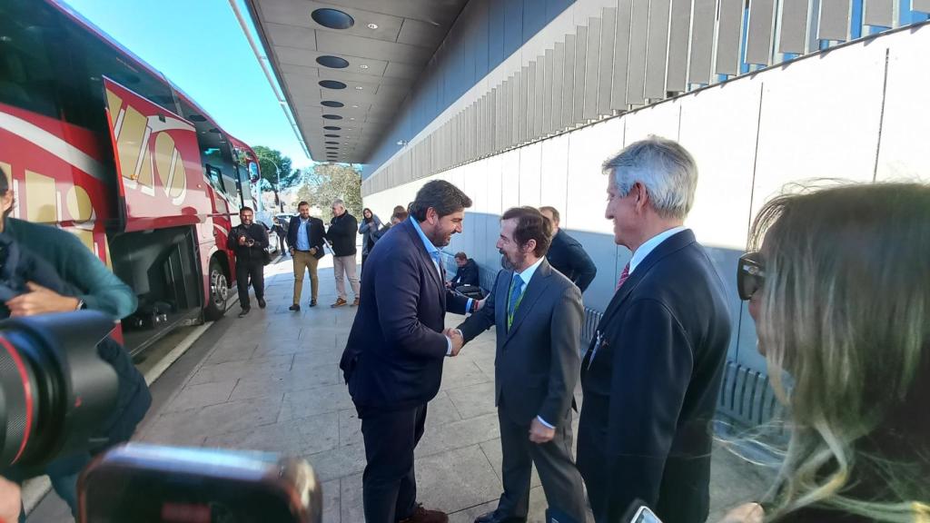 El presidente de la Región de Murcia, Fernando López Miras, este viernes, a su llegada al aeropuerto de Madrid.