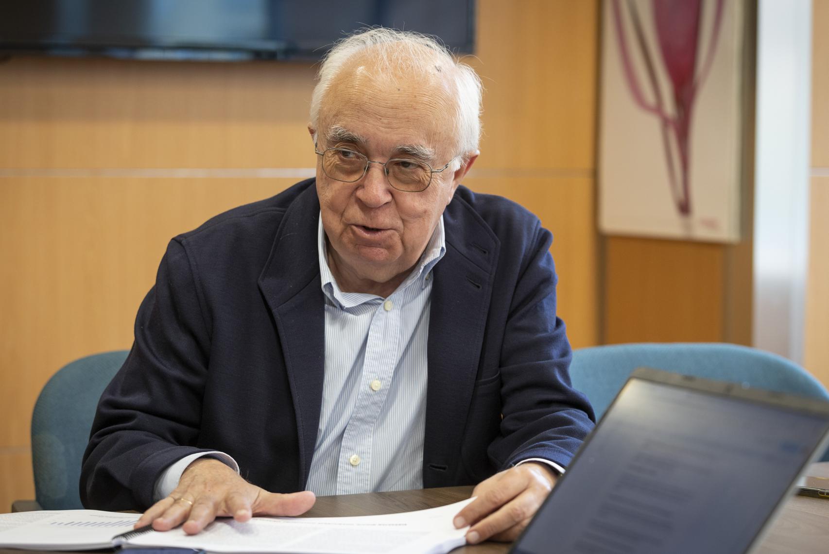 José Alba, durante la entrevista, con el libro sobre la carretera de Las Pedrizas en las manos.