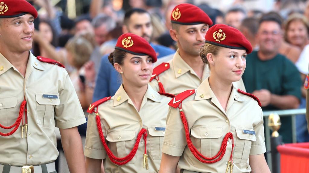 La princesa Leonor participa en la ofrenda de cadetes a la Virgen del Pilar en la basílica de la patrona de la Hispanidad en la Academia General Militar de Zaragoza a 06 de octubre de 2023 en Zaragoza.