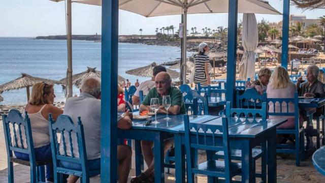 Jubilados disfrutando de un día en un chiringuito de la playa en Lanzarote