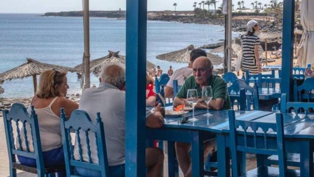 Personas jubiladas disfrutando de un día en un chiringuito de la playa en Lanzarote