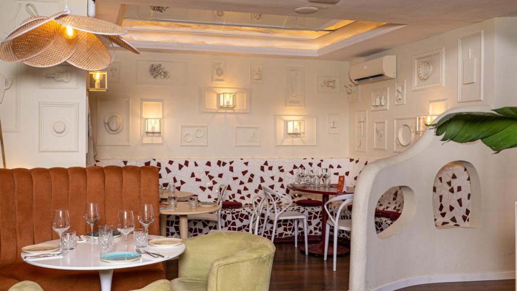 Zona del restaurante con decoración española.