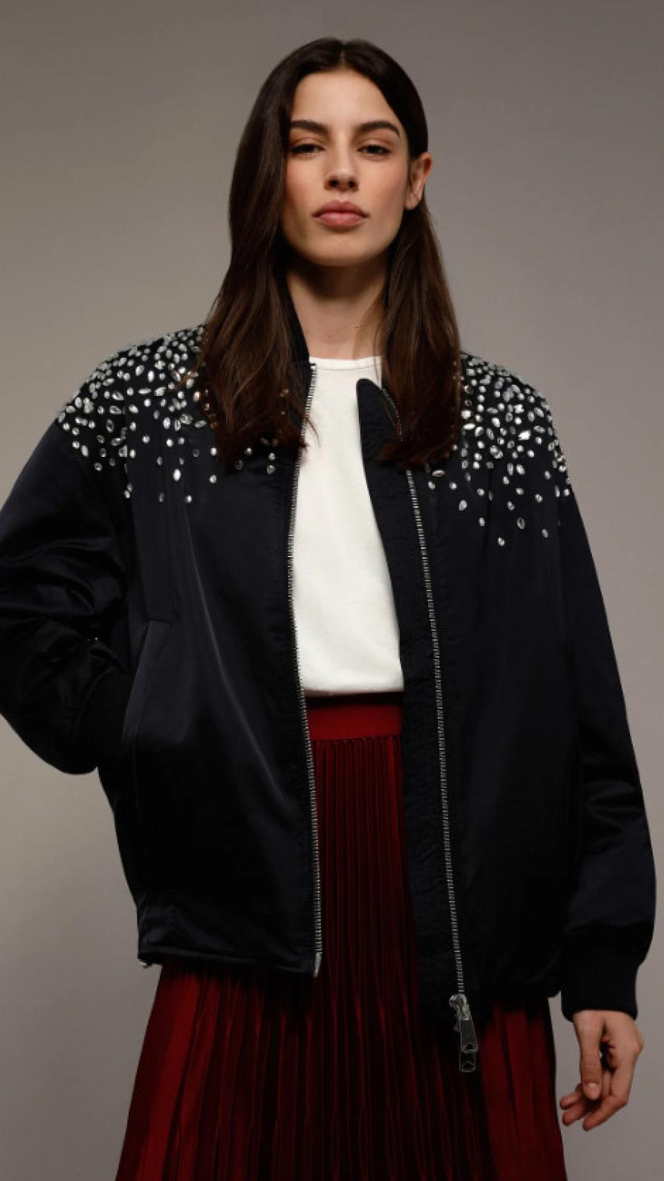 Una modelo luciendo la misma chaqueta de Sassa de Osma.