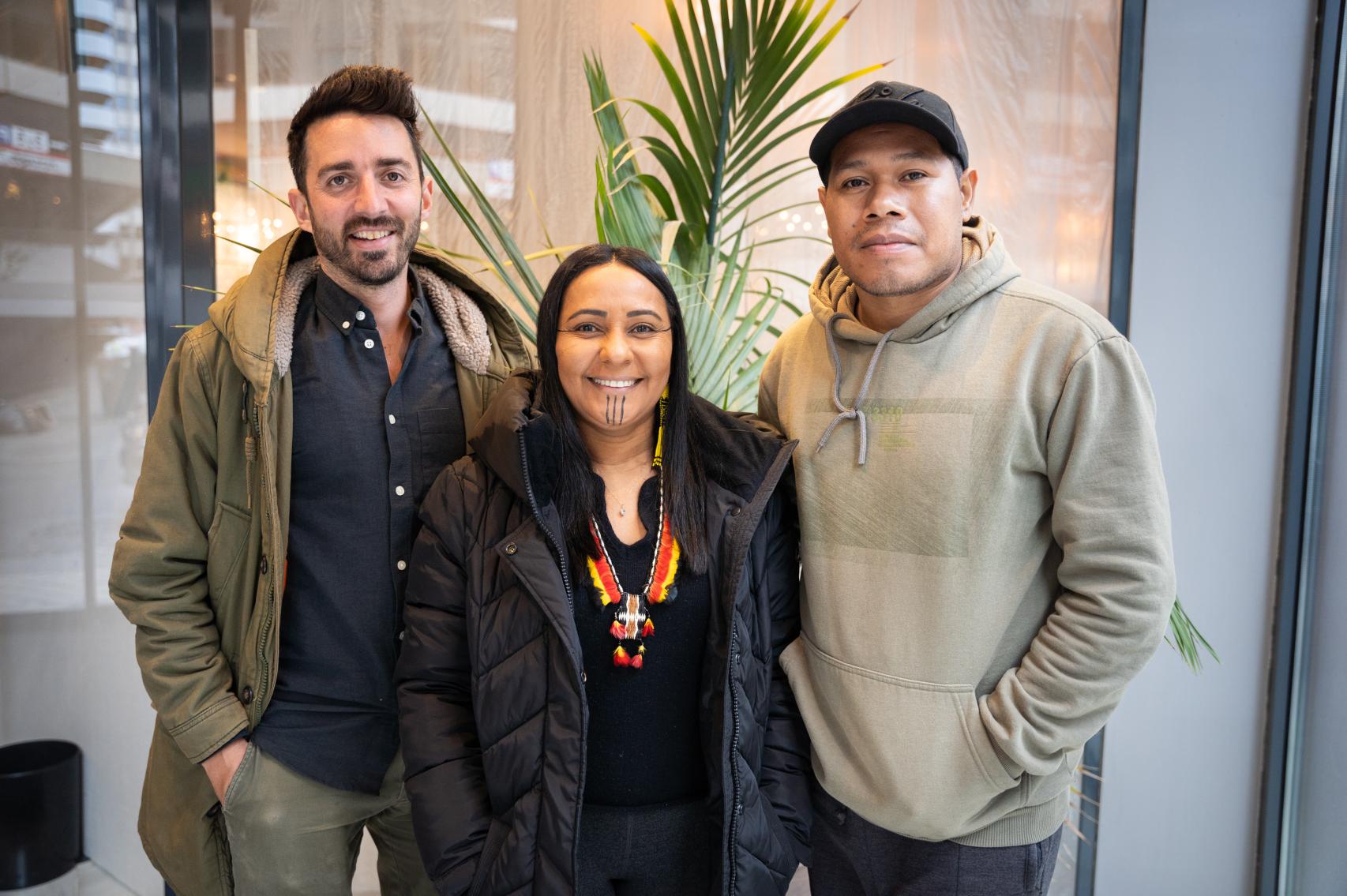 De izquierda a derecha, Rob Grobman, Puyr Tembé y Edvin Guajajara.