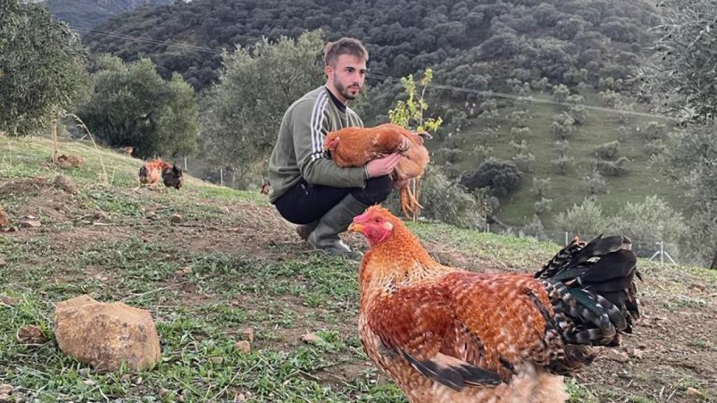 Eduardo, el hijo de Marisa, sostiene un capón en 'La Loma Verde'.