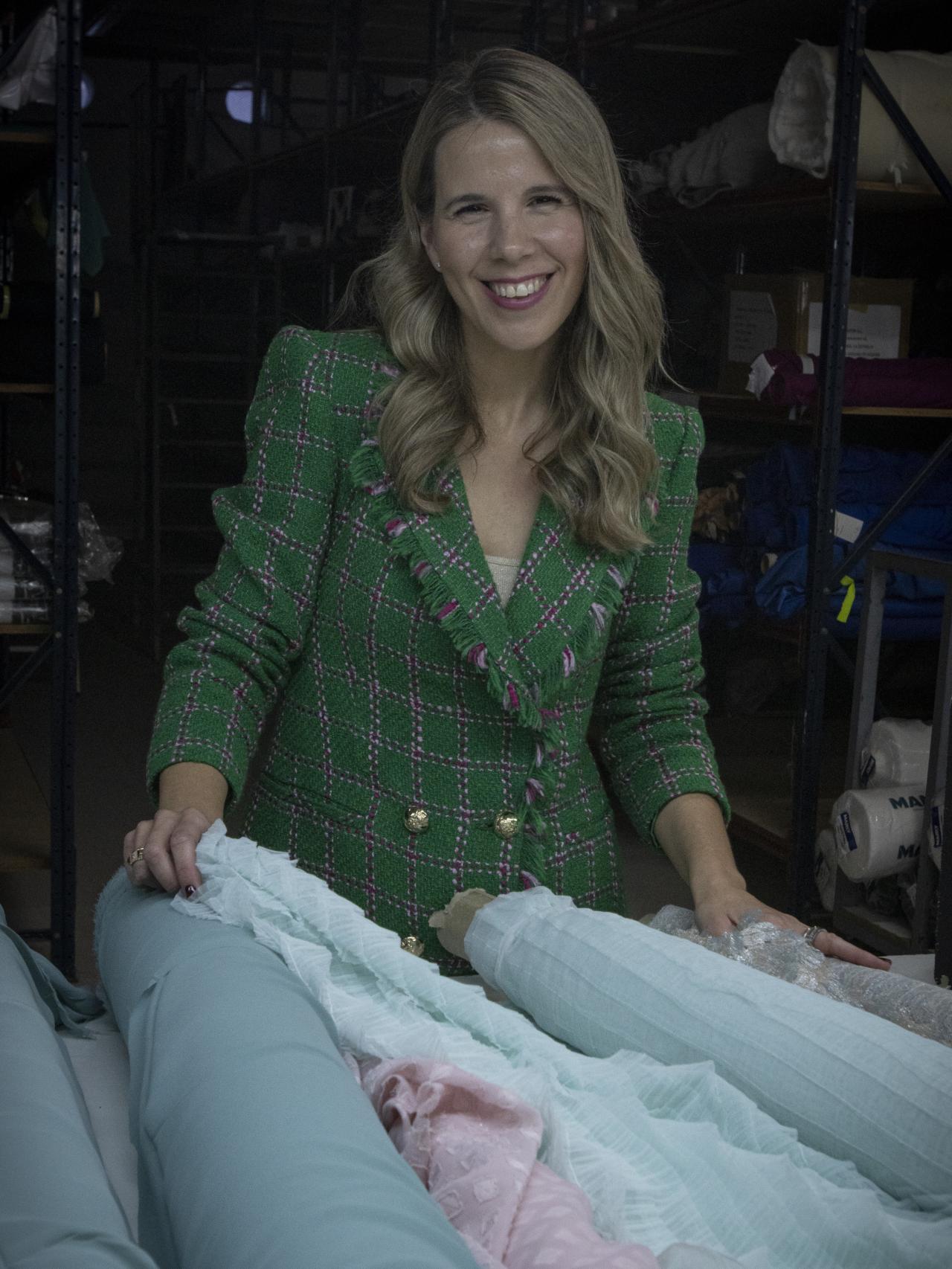 La diseñadora de la marca de moda Laura Bernal escogiendo unas telas.