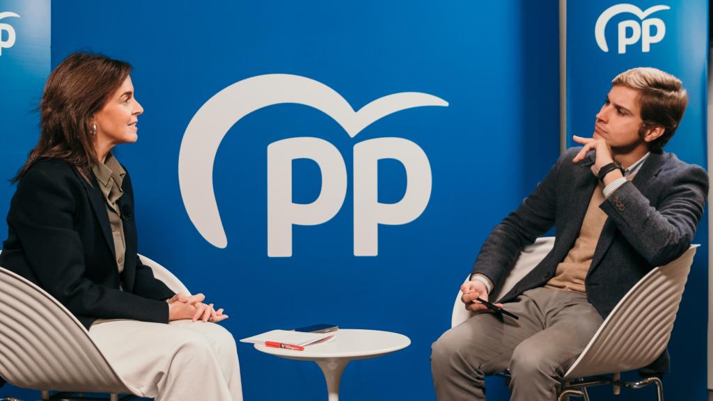 Carmen Fúnez, con Pepe Luis Vázquez, durante la entrevista.