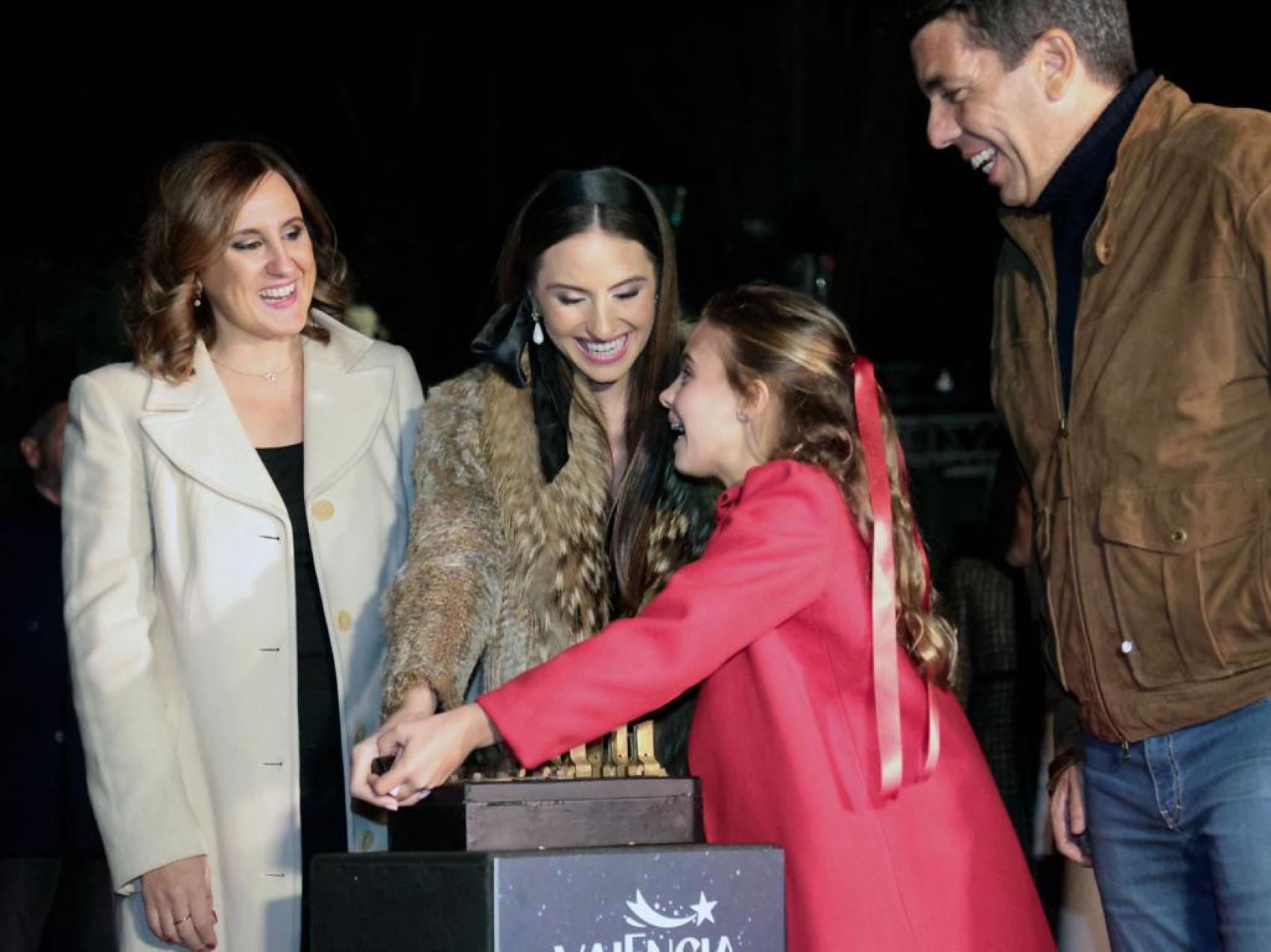 Las falleras Mayores junto a María José Catalá y Carlos Manzón. EE